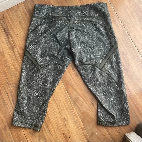 Lululemon Cool To Street Crop print is Jazzy White Gator Green size 10 - Picture 6 of 6